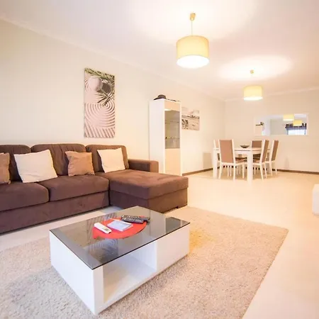Luxury 2 Bed Near Marina