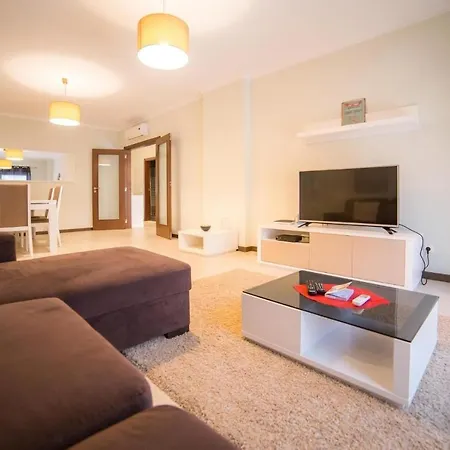 Luxury 2 Bed Near Marina Apartment *