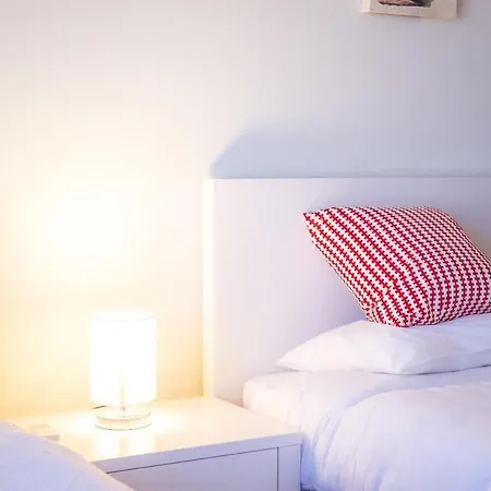 Luxury 2 Bed Near Marina Apartment