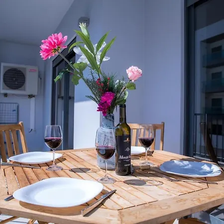 Luxury 2 Bed Near Marina Apartment